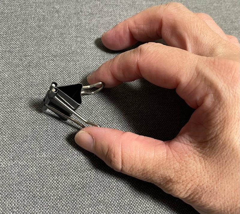 捏物动作:拇指和食指是否相对?